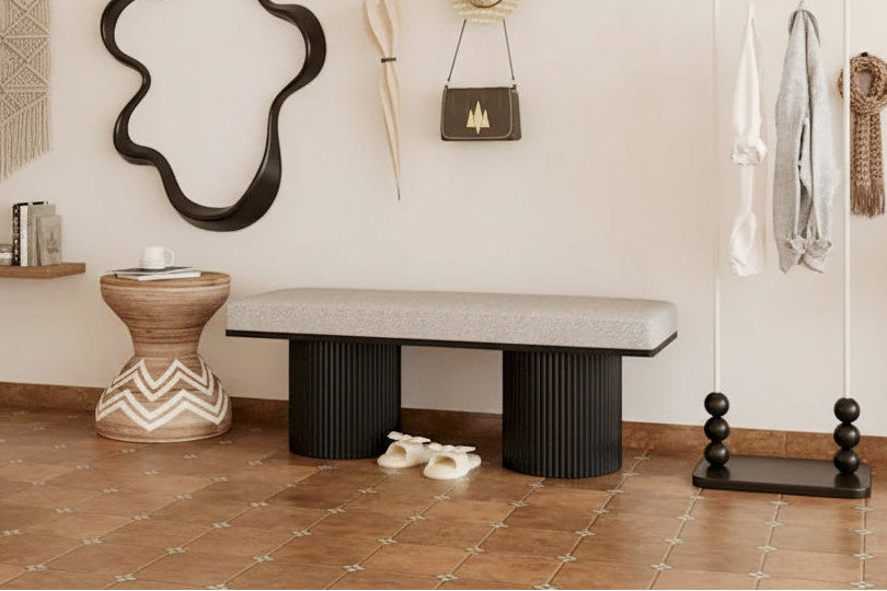 Panca imbottita con robuste gambe nere in tessuto bouclé grigio chiaro, panca da letto in stile contemporaneo per camera da letto e soggiorno